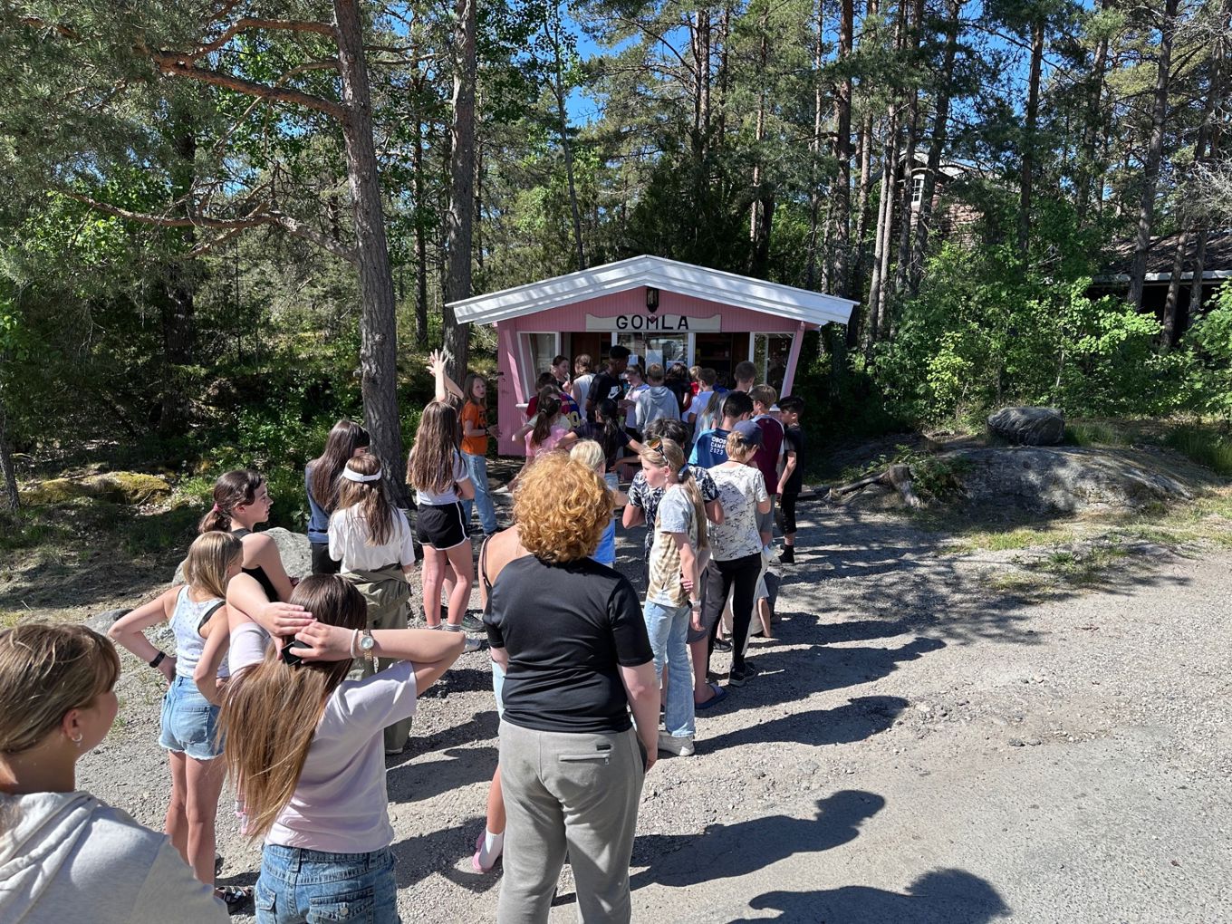 en gruppe mennesker som står utenfor