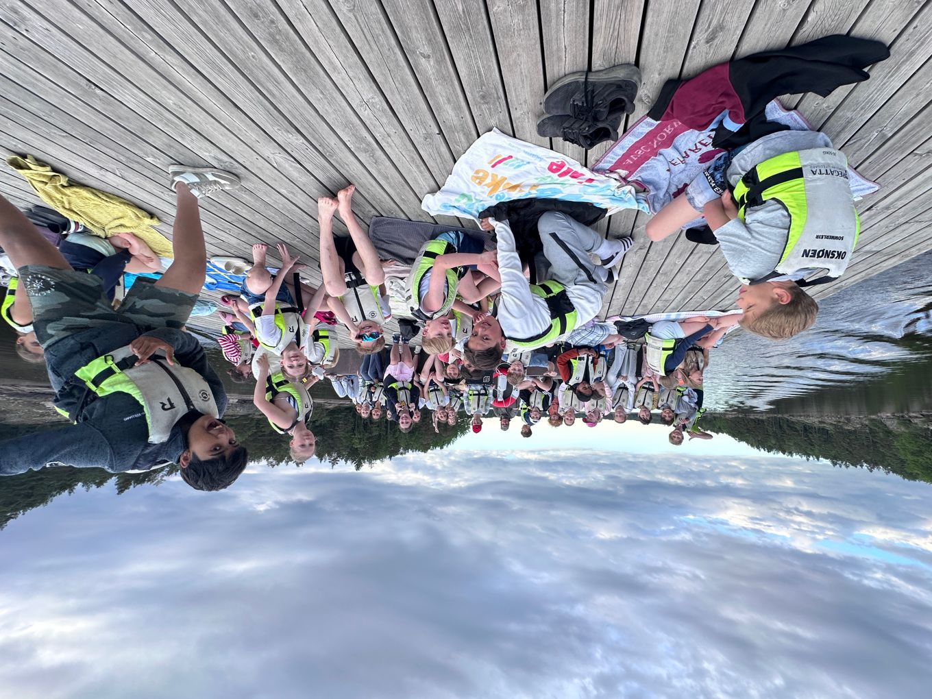 En gruppe mennesker på en brygge