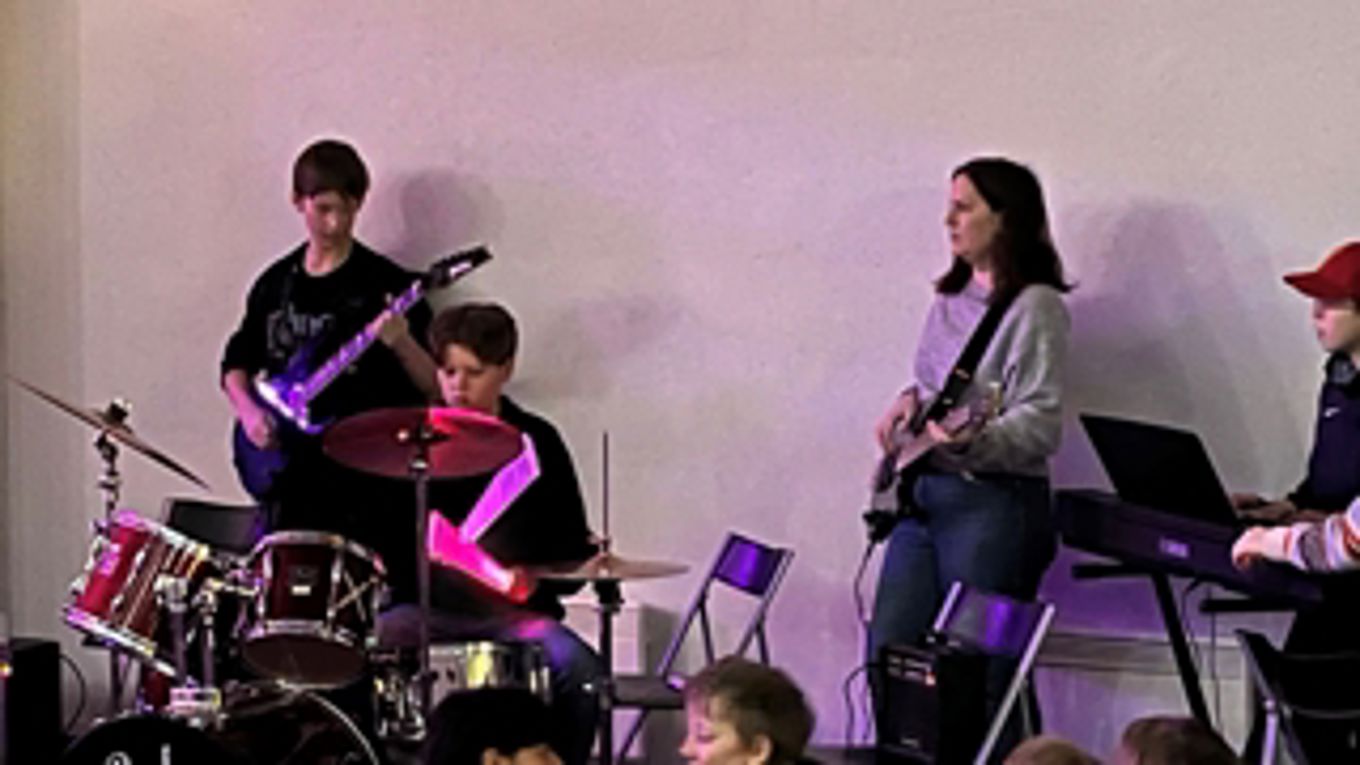 Foto: SA en gruppe mennesker som spiller instrumenter