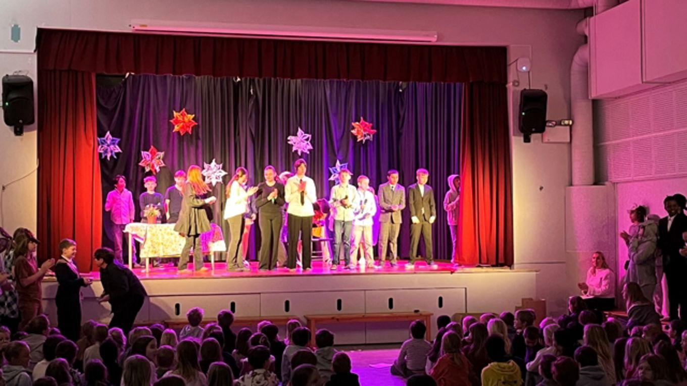 Foto: SA en gruppe mennesker på en scene