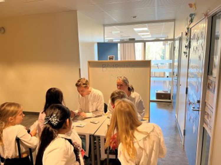 Elever sjekker inn på engelsk
