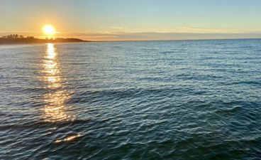en vannmasse med solnedgang