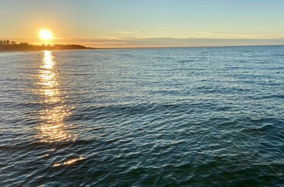 en vannmasse med solnedgang