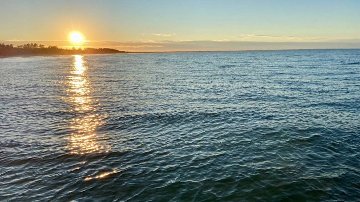 en vannmasse med solnedgang en vannmasse med solnedgang