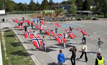 En gruppe mennesker som holder drager