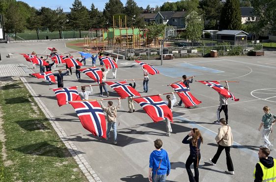 En gruppe mennesker som holder drager