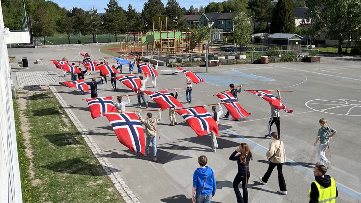 En gruppe mennesker som holder drager