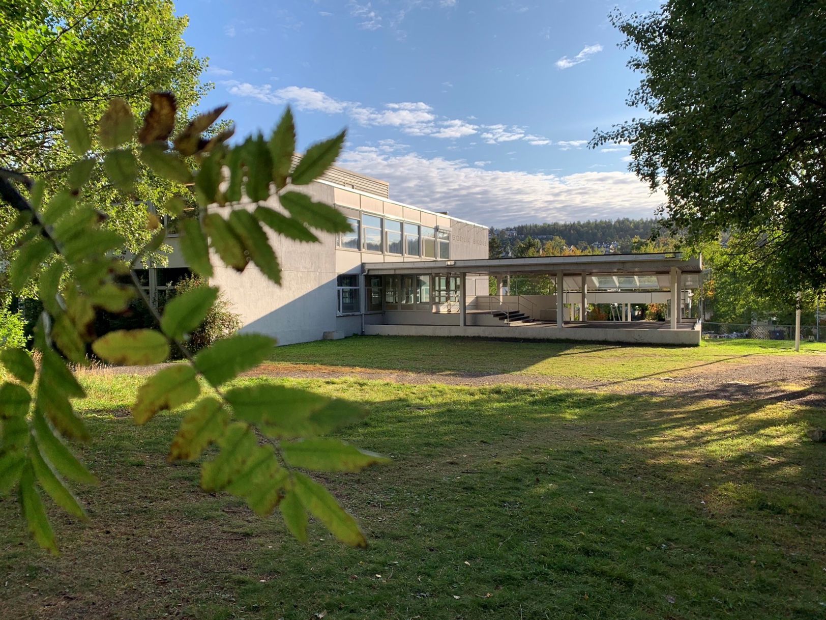 En bygning med en gresshage En bygning med en gresshage