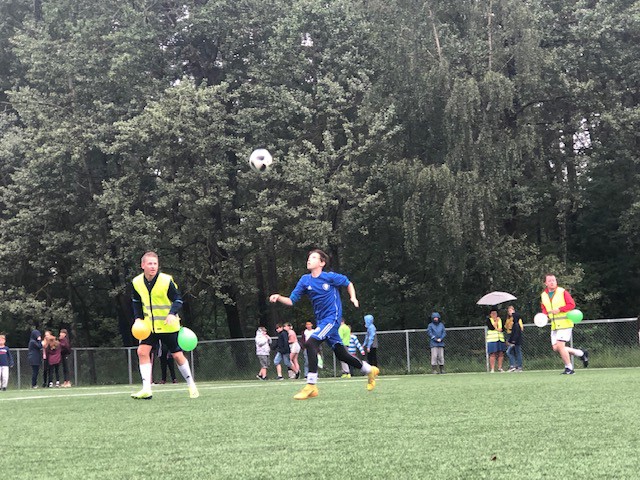 Spiller fra elevlaget løper mot ballen som er i luften. Spiller fra elevlaget løper mot ballen som er i luften.