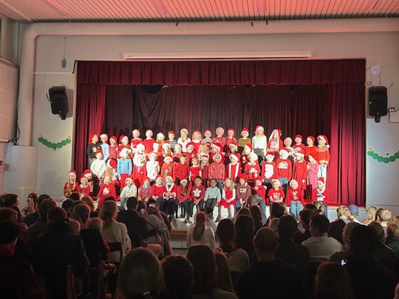 en gruppe mennesker på en scene