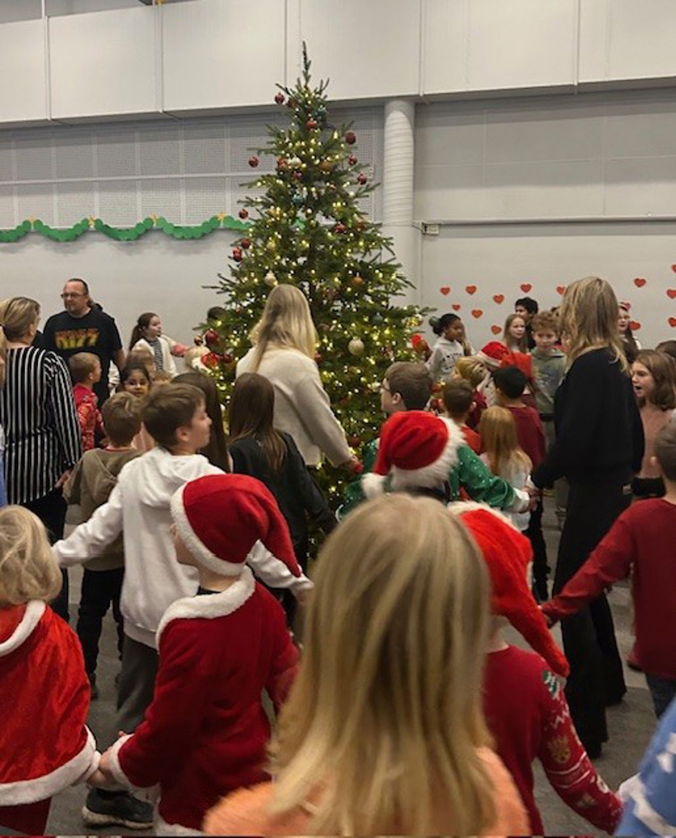 En gruppe mennesker rundt et juletre